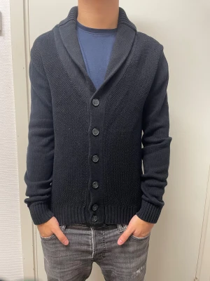 Stickad cardigan - Riktigt fet svart stickad cardigan. Mycket bra skick. Modellen är 173cm, 64kg. Pris kan självklart diskuteras!!
