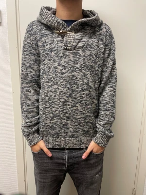 Stickad hoodie från Tom Tailor - Riktigt fet stickad hoodie från Tom Tailor. Storlek M passar mer S. Väldigt bra skick. Modellen är 173cm, 64kg. Pris kan självklart diskuteras!