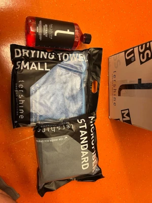 NYTT TerShine Bilvårdskit - Oanvänt!Spara frakt! - Säljer ett helt nytt kit från TerShine p.g.a. felbeställning. Du får allt utan att betala frakt! Detta ingår: 1. Extract Alkalisk Avfettning 1 L (Nypris 159 kr) 2. Torkduk - Small (Blå, Nypris 139 kr) 3. Mikrofiber - Standard 5-pack (Grå, Nypris 199 kr) Totalt värde över 500 kr + frakt. Ditt pris: 499 kr. Allt är nytt i oöppnad förpackning