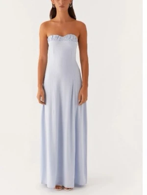 Ljusblå långklänning från Peppermayo - Superfin ljusblå långklänning från Peppermayo med axelbandslös design och volangdetalj upptill. Klänningen har en smickrande passform och stängs med dragkedja i ryggen. Perfekt för dig som vill ha en stilren och romantisk look.