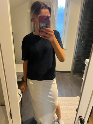 Långkjol från Grunt - Säljer en vit långkjol då jag rensar mina kläder, jättefin och använt några få gånger så lite knopprar på den men går att få bort