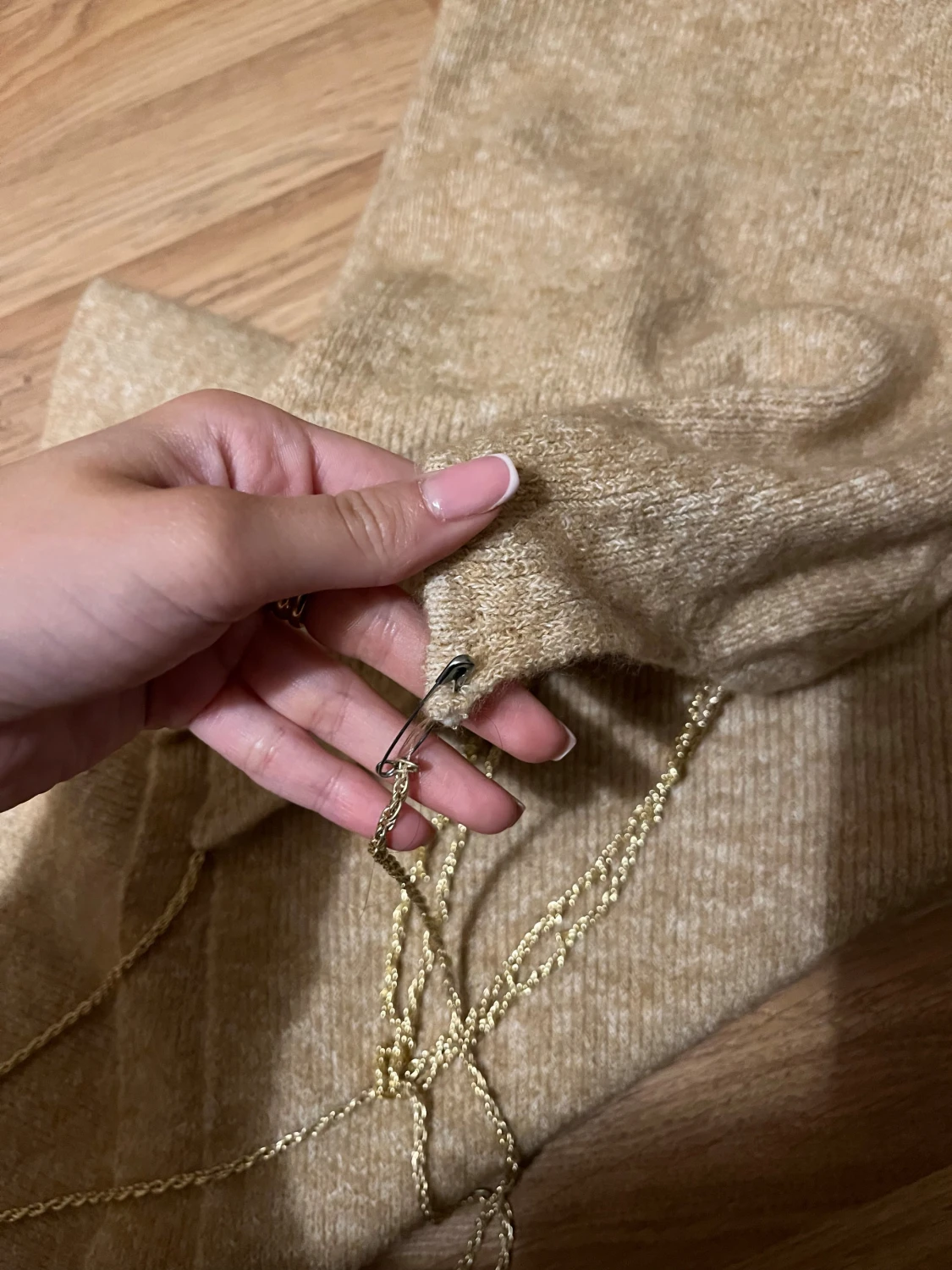 Beige stickad långklänning med slits - 2