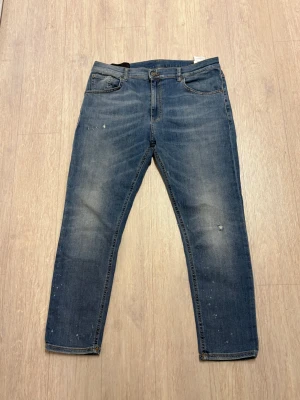 Dondup jeans  - modell| alex| skick 10/10| Storlek 33 men e lite små i storleken| Pm för mer info!