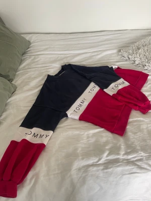 Tommy Hilfiger collage tröja - Jätte snygg Tommy Hilfiger collage tröja