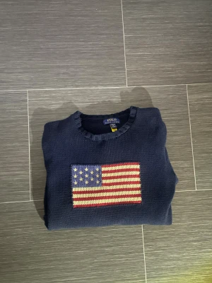Ralph Lauren Tröja 🇺🇸 - Den klassiska Ralph Lauren tröjan med 🇺🇸Passar till det mesta. Mycket bra skick utan fläckar. Storlek XL 18-20. Märke - Ralph Lauren. Färg - Mörkblå. Pris kan diskuteras! Hör av dig 🤙 