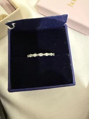 Swarovski silver ring -  smal silverring med glittrande stenar 