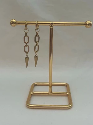 Örhängen  - Väldigt fina örhängen! Finns i silver och guld.  Köp för 119kr/st Eller 209kr/paret. Modell 130 Smyckes ställningen finns även att köpa för 299kr! 