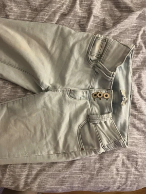 Bootcut jeans - Ljusblå finns defekter men inget man tänker på, passar mig som 166, midjemått 33 men passar mig som 40 rakt över, strechiga