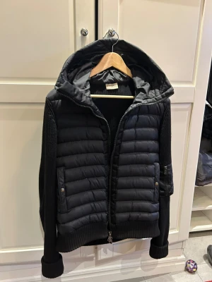 Moncler cardigan  - Säljer nu en moncler cardigan, storlek M, knappt använd, skriv för mer bilder o info, kan gå ner i pris vid snabb affär, passformen ser ni på sista bilden, är 183-185 o väger 65, passar dig mellan 179 o 189 beroende på vikt✨️