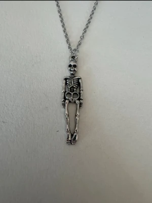 Silverhalsband skelett gubbe - Perfekta julklappen 🌲  Säljer smycken som skapats som hobby av mig och dottern.   Halskedjor är 50cm.  Bilder på berlock kan vara missvisande så är det viktigt så fråga gärna om mått 🌹  Smycken är inte av äkta guld/silver .   Inga bud godtas då priserna är så billiga❤️
