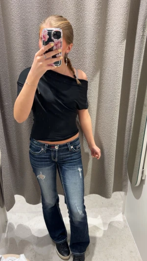 Mörkblå bootcut jeans med slitningar - jättefina jeans ifrån gina tricot. säljer dom då jag tröttnat på dom, 💞