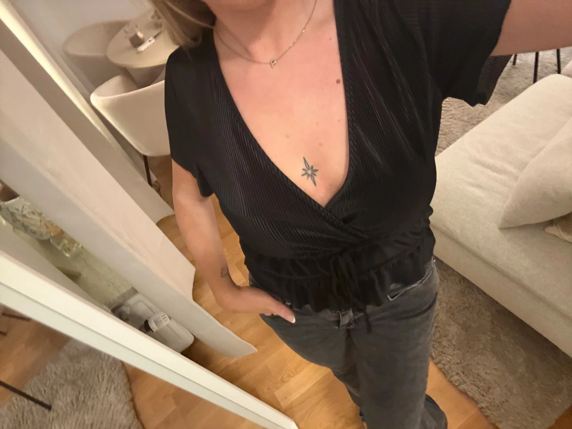 Svart omlottopp med snörning - 2