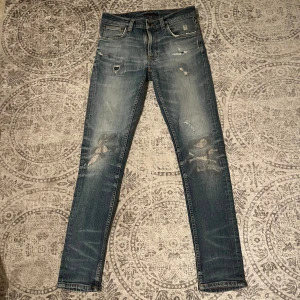 Nudie med slitningar - Säljer dessa Nudie Lean Dean med as feta slitningar på framsidan och baksidan! Jätte bra skick och inga defekter. Storlek W28 L32