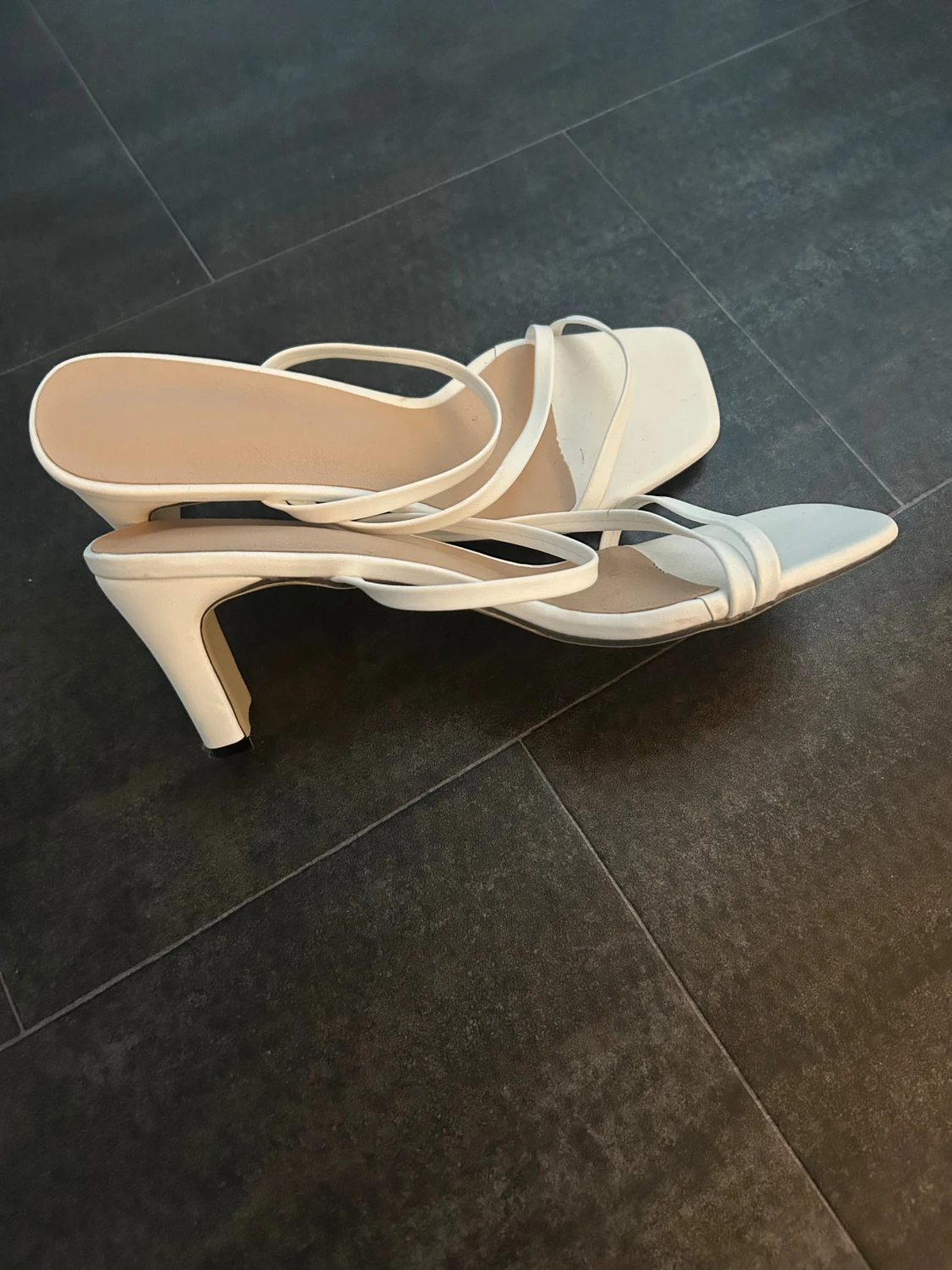 Vita sandaler med klack och smala remmar - 1