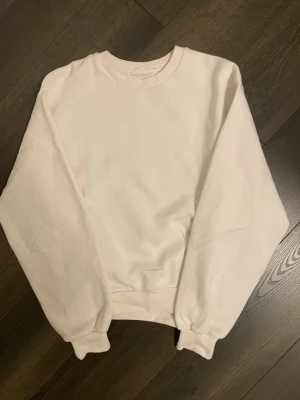 Vit basic sweatshirt från Ginatricot - Säljer då den inte kommer till användning!