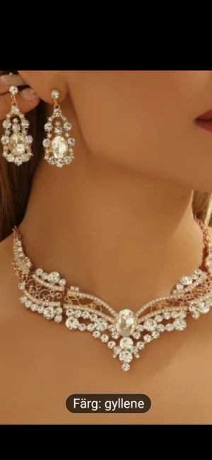 Halsband set  - Bilderna visar ett smyckeset med halsband och örhängen i gyllene färg med glittrande stenar, men ingen väst finns med.