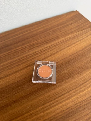 Matte Eyeshadow från CAIA - Färgen är Tan. Är helt ny och oanvänd. Nypris är 175 kr.