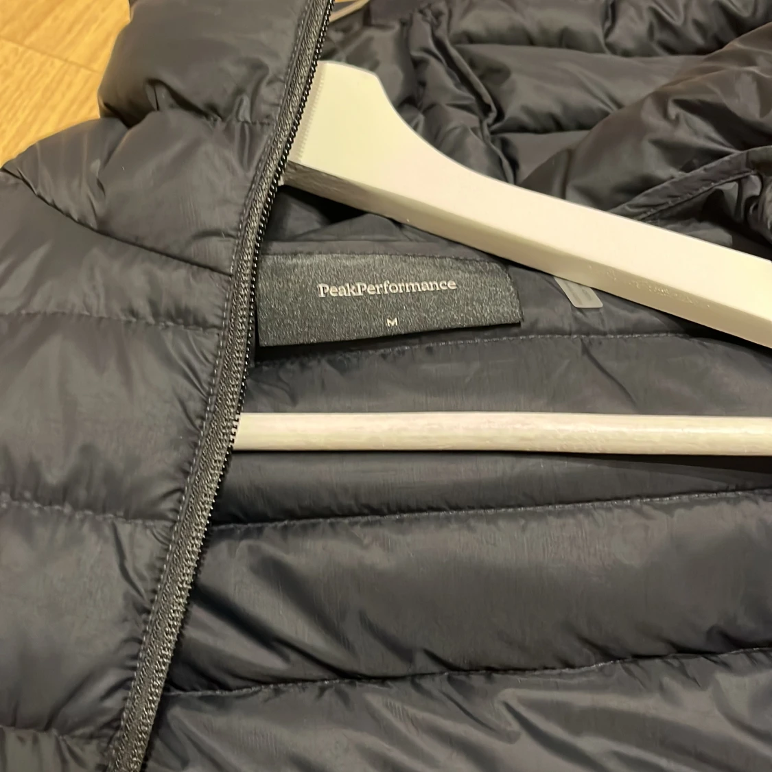 Svart dunjacka Peak Performance  - 2