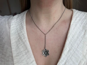 Handgjort repurposed halsband  - Halsbandet är ihopsatt för hand av återbrukat material, därav helt unikt och one of a kind.                                   (Då smycket är gjort av återbruket material kan vissa defekter och en del slitage finnas)  ❤️THE GIFT COLLECTION❤️- alla intäkter från försäljningen av detta halsband kommer att skänkas till Gaujiena. Läs mer om situationen på Lettiska landsbygden och Gaujienahjälpens arbete på: https://gaujienahjalpen.com