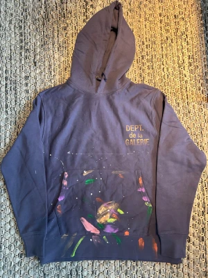 Gallery Dept. Hoodie - Säljer en trendig mörkblå hoodie från Gallery Dept med färgstänk. En tjock och varm hoodie perfekt till vintern. Jag tycker att hoodien passar helt perfekt! Den är sparsamt använd bara några få gånger 9/10 skick. Säljer den då den inte kommer till användning längre. Pris kan självklart diskuteras!