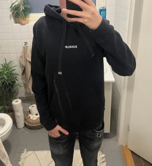 Dondup hoodie - I använt skick därav ett mycket lågt pris! Dondup texten har spruckit lite som man ser på sista bilden || priset är FAST || skriv om ni har fler frågor! 🙌😊
