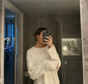 Stickad tröja Other Stories  - Vit stickad tröja från Other Stories i storlek M men passar även mig som brukar ha S. Kan gå ner i pris vid snabbt köp