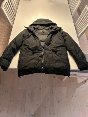 Everest Vinterjacka – Storlek S – Varm & Fräsch! - Säljer min Everest vinterjacka i storlek S. Den är i riktigt fint skick och är en av Everest lite dyrare och tjockare modeller, perfekt för kalla vinterdagar. 