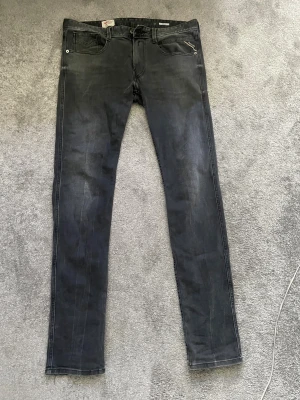 Replay jeans - Replay jeans i väldigt bra skick. Hör av er om frågor, pris ej hugget i sten så det är bara att buda på!!
