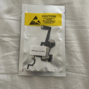 iPhone 12 Pro Earpiece Speaker Flex Cable - Ny reservdel för iPhone 12 Pro – earpiece speaker med sensor flexkabel. Perfekt för reparation av ljudproblem eller Face ID-funktion. Produkten är förseglad i antistatisk påse och ser helt oanvänd ut, utan synligt slitage eller defekter.