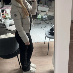 Colmarjacka - Säljer en beige Colmarjacka, modell ”ladies down jacket”, skulle säga att den funkar till både vår/höst/vinter då den är väldigt tjock och varm. Köpt på Nelly för cirka 2 år sedan, men knappt använd, så iprincip nyskick. Nypris ca 4000kr.