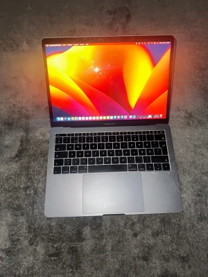 MacBook Pro - MacBook Pro 13-inch 2017  Processor: 2,3 GHz Dual-core Intel Core i5 Minne: 8GB 2133 MHz LPDDR3 Serienummer: FVFYF34VHV22  Laddare ingår även vid köpet! Sparsamt använt samt i bra skick!