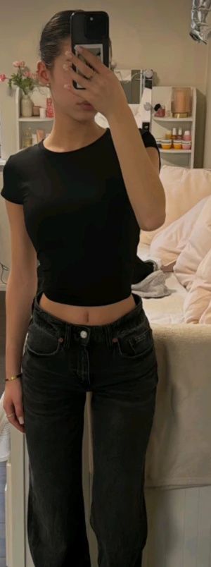 ZARA Lågmidjade jeans  - Säljer ett par svarta jeans I storlek 34.De är oanvänd