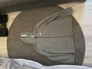 Nike T-shirt  - Säljer en Nike T-shirt den är nästan aldrig använd. Det står att det är xl men det är 158 till 170.