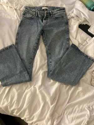 Blå bootcut jeans från Perfect Jeans - Snygga blå jeans från Perfect Jeans i storlek 34. Modellen har bootcut-ben och klassisk femficksdesign med broderade detaljer på bakfickorna. De är använda ungifär 2 gånger 