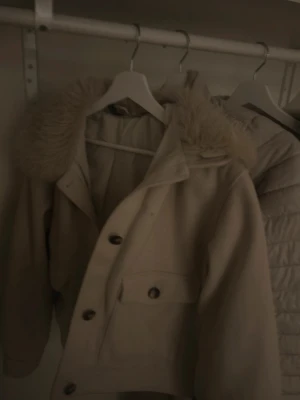 Meotine liknade jacka - Knappt använt. Säljer därav jag inte använder de.