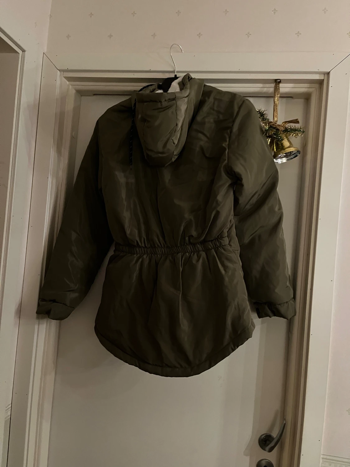 Olivgrön pufferjacka med fuskpälsfoder - 1