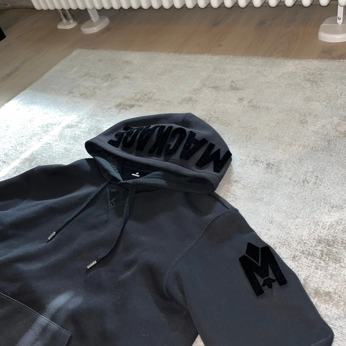 Svart hoodie från Mackage - 1