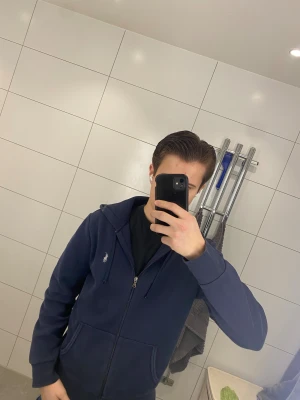 Polo raulph lauren zip - Jag säljer en väldigt eftertraktad polo raulph lauren zip. Äkta med qr kod som är legit || Skick: 9/10 ||Storlek: || Modellen är 178cm🙌 || Tveka inte på att ställa frågor😉