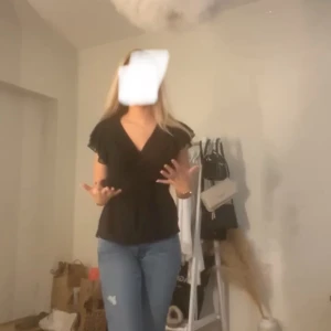 Blå jeans med broderade bakfickor - Säljer ett par klassiska blå jeans med snygga broderade detaljer på bakfickorna. Jeansen har en rak passform och normal midja, perfekta för en avslappnad och trendig look. Tillverkade i mjukt denimtyg som sitter skönt hela dagen.