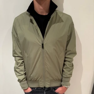 Ljusgrön vindjacka från J.Lindeberg - Snygg ljusgrön vindjacka från J.Lindeberg! Helt ny med tag kvar. Storlek S. Nypris 3000kr. Vid fler frågor, skriv gärna privat // AR