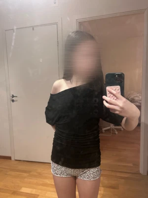 Svart offshoulder topp - Säljer en svart offshoulder topp med loose passform. Toppen har korta ärmar och sitter snyggt över ena axeln för en trendig look. Perfekt att styla med jeans eller kjol för en cool vibe.