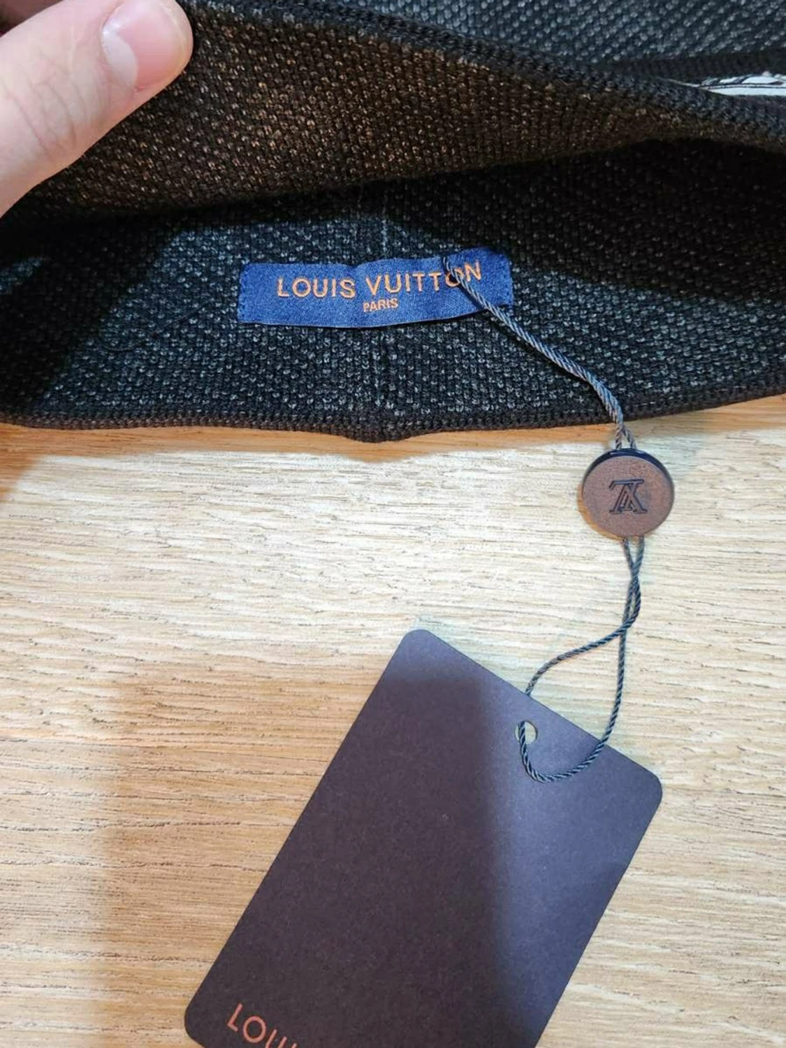 Svart mössa med rutmönster - 1