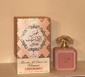 Shams Al Emarat Pink Blush EdP - Shams al emarat pink blush ard al zaafaran 100ml  viral på TikTok en eftertraktad parfym. Doftar väldigt sött, feminint. Påminner om marshmallow blush och YBM by kayali.  Jag har test sprayat 5 spray.  Helt ny och kommer med förpackning. 
