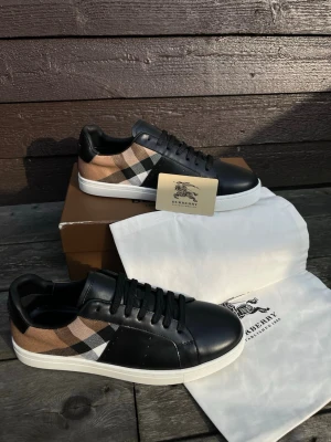 Burberry skor - Säljer ett par Burberry sneakers i storlek 41,42,43,44, i mycket fint skick. Kommer med dustbag och kartong.  Pris kan diskuteras vid snabb affär