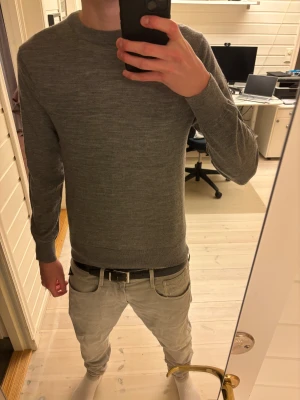 Grå tröja Sandö - Säljer en stilren mörk grå tröja från Sandö. Den är använd ett få tal gånger och är i väldigt god skick. Den har en relativt tajt pass form. Om man har några frågor är det bara att fråga på. Pris kan diskuteras. 😊