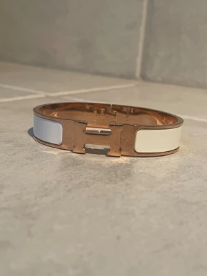 Armband  - Snyggt armband från Herrmés. Kvinnlig passform