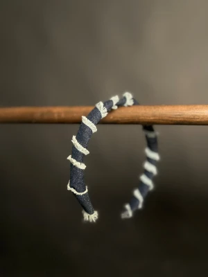 Navy smal swirl  - Smalt diadem i modellen swirl, färgen navy. Sitter lätt och bekvämt på huvudet.💙