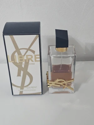 Ysl libre flowers & flames - 45-48 ml av 90 ml kvar, köpt för 2050 kr från Åhlens