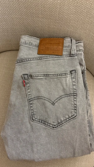 Levi's 502 grå jeans W30 L32 - Säljer ett par grå Levi's 502 jeans med klassisk femficksdesign och snygga kontrastsömmar. Jeansen har rak passform och normal midja, tillverkade i mjukt jeanstyg. Bara att höra av er vid frågor eller funderingar!😊