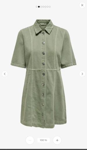 Jeans skjortklänning från ONLY - Snygg grön skjortklänning från ONLY med korta ärmar och knappar hela vägen framtill. Klänningen har klassisk krage och markerade sömmar som ger en cool jeanslook. Perfekt för dig som gillar enkel men trendig stil. 